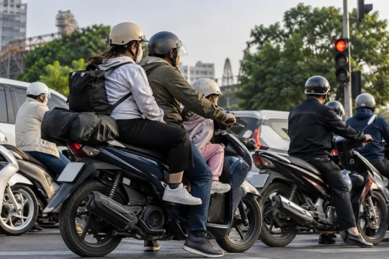 Hình minh họa: Thói quen lái xe tay ga làm hại bộ nồi: vừa ga vừa phanh, chở quá nặng và thốc ga đột ngột