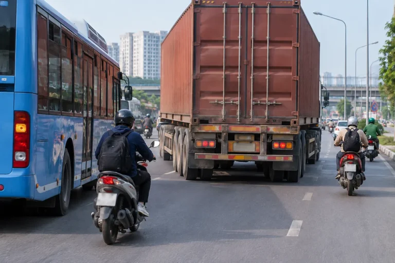 Hình minh họa: Điểm mù của xe tải, xe buýt và container: người đi xe máy nên tránh những vị trí nào?