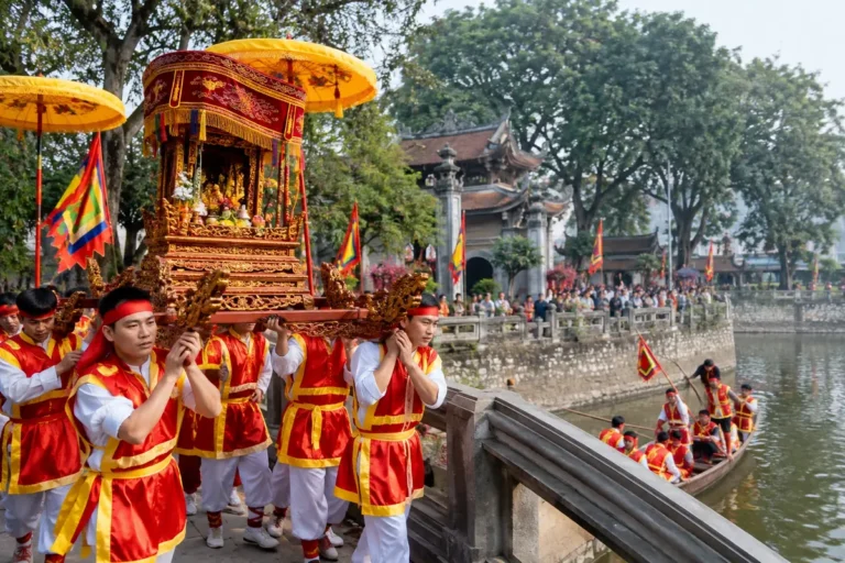 Hình minh họa: Lễ hội chùa Láng: lịch 5–8 tháng Ba âm lịch, nghi thức Giải y phục và chuyện rước kiệu qua sông Tô Lịch