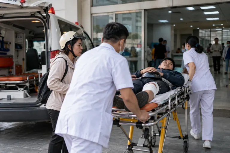 Hình minh họa: Bị thương khi đi xe máy ở Việt Nam: bệnh viện thu tiền trước, cứu thương chậm và sơ tán y tế