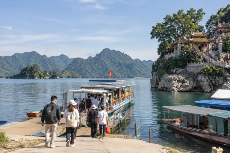 Hình minh họa: Đền Bà Chúa Thác Bờ từ Hà Nội: lên thuyền ở bến Thung Nai, Bích Hạ hay Suối Lốn khi đi lòng hồ Hòa Bình