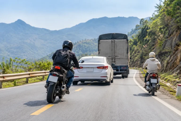Hình minh họa: Quy tắc vượt xe và nhường đường cho xe xin vượt: người đi xe máy vượt bên trái, khi nào được vượt bên phải và các trường hợp cấm vượt