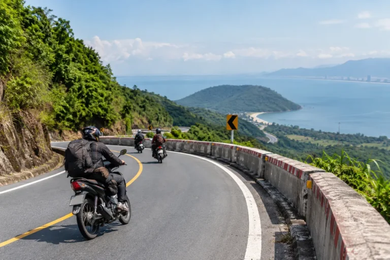 Hình minh họa: Xe máy qua hầm Hải Vân: vì sao phải leo đèo 20 km mất 45–60 phút và dịch vụ vận chuyển xe