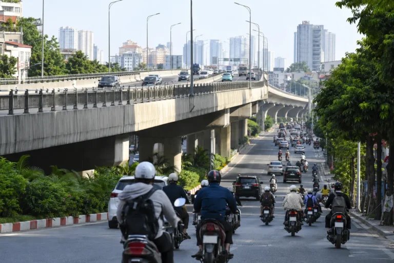 Hình minh họa: Xe máy trên Vành đai 2 trên cao: cấm mô tô, xe gắn máy từ Vĩnh Tuy đến Ngã Tư Sở, phải đi đường dưới