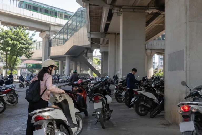 Hình minh họa: Gửi xe máy khi đi metro Hà Nội: bãi tự phát dưới gầm ga Cát Linh – Hà Đông, không vé, không biển cấp phép
