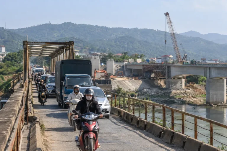 Hình minh họa: Cầu Mai Lĩnh trên Quốc lộ 6: điểm nghẽn Hà Đông – Xuân Mai, dự kiến thông tuyến bên phải đầu tháng 12/2026